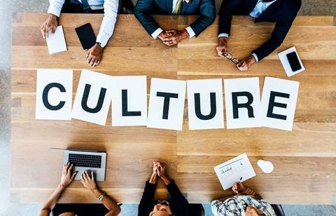 الثقافة التنظيمية – تعريفها وعناصرها وأهميتها